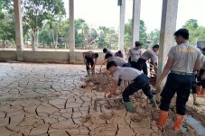 Brimob Polda Sumut Bersihkan Lumpur di Aula SMP Swasta Santo Fransiskus Pandan Pascabencana