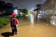 Antisipasi Banjir, Batalyon A Brimob Kaltim Pantau Debit Air di Jl. Beller Balikpapan