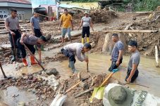 Gotong Royong Pascabanjir, Polri Pulihkan Drainase Tersumbat dan Gorong-gorong di Rusip Antara