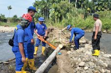 Tim SAR Korpolairud BKO Polda Jabar Bangun Jembatan Sementara di Padang Pariaman, Akses Warga Patamuan Kembali Terhubung