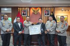 Kapolda Kaltim Terima Piagam Presisi Award