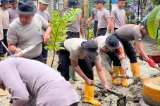 Bantu Pemulihan Pasca Bencana, Satgas Aman Nusa II Brimob Kaltim Bersihkan Sekolah di Aceh Utara