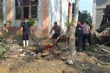Pulihkan Sekolah Pascabanjir, Polres Bireuen Gotong Royong Bersihkan TK di Gandapura