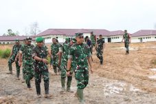 Pangdam VI/Mulawarman Tinjau Pembangunan Mayon 827 di Kutai Barat