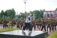 Jaga Kebugaran Tubuh, Personel Polda Kaltim Laksanakan Senam Aerobik