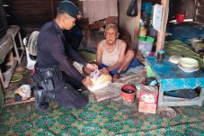 Wujud Bakti untuk Lansia, Brimob Kaltim Sambangi Kediaman Bapak Sari di Pelosok Balikpapan Utara