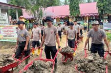 Peduli Pendidikan di Tanah Rencong, Personel BKO Brimob Kaltim Bersihkan SDN 13 Samudera Aceh Utara
