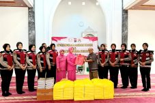 Polwan dan Bhayangkari Polda Kaltim Berbagi, Salurkan Nasi Kotak dan Al-Qur’an di Balikpapan