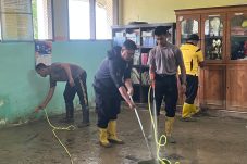 Mengabdi Untuk Kemanusiaan, BKO Sat Brimob Polda Kaltim Terus Lanjut Bantu Bersihkan SDN 13 Samudera Aceh Utara