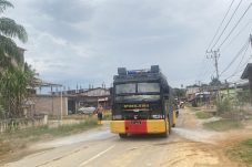 Cegah Risiko ISPA, Polres Aceh Selatan Terjunkan Water Cannon Bersihkan Debu Sisa Banjir