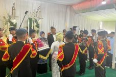 Langkah Sakral Khadga Pora, Brimob Kaltim Lepas Masa Lajang Briptu Riko di Loa Kulu