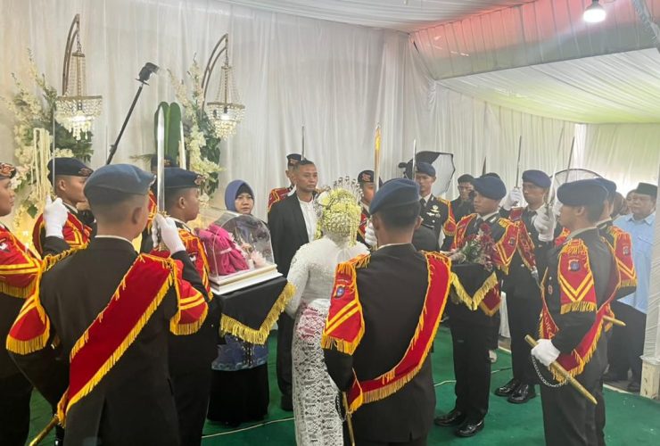 Langkah Sakral Khadga Pora, Brimob Kaltim Lepas Masa Lajang Briptu Riko di Loa Kulu