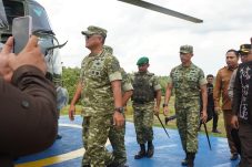 Menhan RI Kunjungi Yonif TP 827 di Kutai Barat, Tekankan Profesionalisme dan Kesiapsiagaan Prajurit