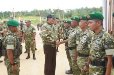 Menhan Sjafrie Sjamsoeddin Tinjau Yonif TP 827/MCY di Kutai Barat, Pastikan Kesiapan Satuan Penyangga IKN