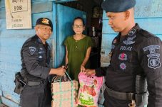 Sasar Lansia di Samarinda Seberang, Brimob Kaltim Salurkan Bantuan Sembako Jumat Berkah