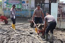 Wujud Kepedulian Pendidikan di Aceh Utara, Personel BKO Brimob Kaltim Bersihkan Lumpur di SPS Al-Qausar