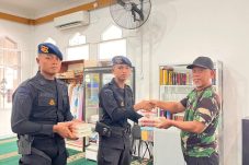 Jumat Berkah, Batalyon A Brimob Kaltim Bagikan Mushaf Al Quran ke Masjid Jami Al Ikhlas Balikpapan