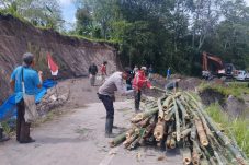 Gotong Royong Menahan Longsor: Polsek Kute Panang dan Warga Lukup Sabun Barat Bersatu Menjaga Jalan Kehidupan