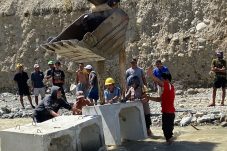 Polri-TNI Terus Lakukan Penanganan Banjir Donggala, Akses Jalan Mulai Dibuka dan Pembersihan Rumah Warga Digencarkan