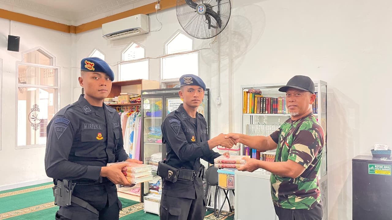 Satbrimob Polda Kaltim Gelar Jumat Berkah, Salurkan Mushaf Al-Qur’an ke Masjid Jami Al Ikhlas