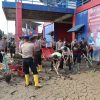 Brimob Polda Kaltim Bersihkan Stadion Krueng Mane Pasca Banjir Bandang di Aceh Utara