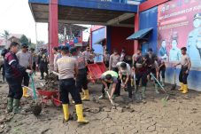 Brimob Polda Kaltim Bersihkan Stadion Krueng Mane Pasca Banjir Bandang di Aceh Utara