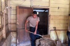 Brimob Polda Sumut Laksanakan Gotong Royong Pembersihan Rumah dan Gudang Warga Terdampak Bencana