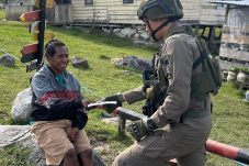 Sentuhan Kemanusiaan di Pos Sinak: Brimob Hadir Menjaga Kesehatan dan Harapan Warga