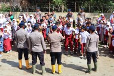 Pulihkan Ceria Anak-Anak Aceh Utara, Personel BKO Brimob Kaltim Gelar Trauma Healing di SDN 5 Muara Batu