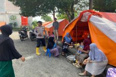 Aksi Multitasking Kemanusiaan, Personel BKO Brimob Kaltim Pulihkan Fasilitas dan Bangun Jembatan di Aceh Utara