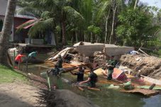 Yonzipur 17/AD dan Koramil Dewantara Bahu-Membahu Bersihkan Puing Banjir di Balai Pengajian, Aceh