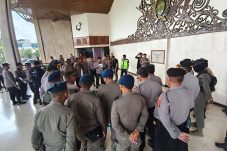 Kawal Aspirasi Rakyat, Personel Batalyon B Pelopor Amankan Aksi Aliansi GERAM di DPRD Kaltim