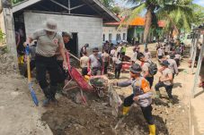 Pulihkan Pusat Pendidikan Agama, Personel BKO Brimob Kaltim Bersihkan Lumpur di Dayah Sirothul Huda Aceh Utara