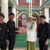 Safari Jum’at, Batalyon A Brimob Kaltim Berbagi Mushaf Al-Qur’an kepada Pengurus Masjid Ar Raudhah Balikpapan