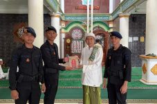 Safari Jum’at, Batalyon A Brimob Kaltim Berbagi Mushaf Al-Qur’an kepada Pengurus Masjid Ar Raudhah Balikpapan