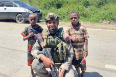 Personel Brimob Ops Damai Cartenz Gelar Patroli dan Sambang Humanis di Kampung Aikai