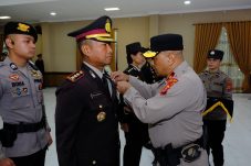 445 Personel Polda Kaltim Terima Tanda Kehormatan Satyalencana Pengabdian