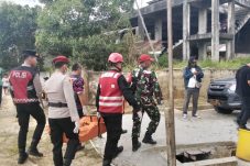TNI-Polri Sigap Bantu Evakuasi Korban Gantung Diri di Balikpapan