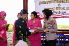 Polwan Polda Kaltim Bersama Bhayangkari Berbagi Tali Asih kepada Warga Klandasan Ilir