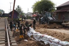 Satgas Yonzipur 17/AD Perbaiki Ruas Jalan Lintas Dewantara Pasca Bencana