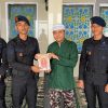 Batalyon A Brimob Kaltim Berbagi Al Quran Dukung Pendidikan Keagamaan