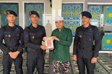 Batalyon A Brimob Kaltim Berbagi Al Quran Dukung Pendidikan Keagamaan