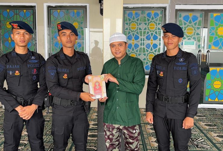 Batalyon A Brimob Kaltim Berbagi Al Quran Dukung Pendidikan Keagamaan