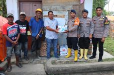 Ringankan Beban Pengungsi, Personel BKO Brimob Kaltim Salurkan Bantuan Sembako di Muara Satu Aceh Utara