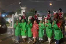 Polisi Berkuda Polsatwa Patroli di Monas, Warga Antusias hingga Foto Bareng