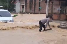 Hujan Lebat Picu Banjir Susulan, Kapolres Aceh Timur Siagakan Perahu Evakuasi di Sejumlah Gampong