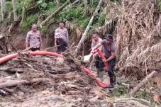 Di Tengah Lumpur dan Harapan, Polri Bersama Warga Buka Akses Jalan Kampung Setie Pascabencana
