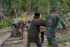 Brimob Polda Sulteng Bangun Jembatan Sementara Penghubung Wani 3–Labuan Kungguma