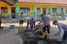 Dukungan Pendidikan Pulih Cepat Pascabanjir, Polres Pidie Jaya Bersihkan Sekolah MIN 1