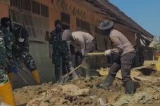 Bersihkan SD Negeri 4 Kuala Simpang, Taruna Ingin Siswa Bisa Segera Bersekolah Normal